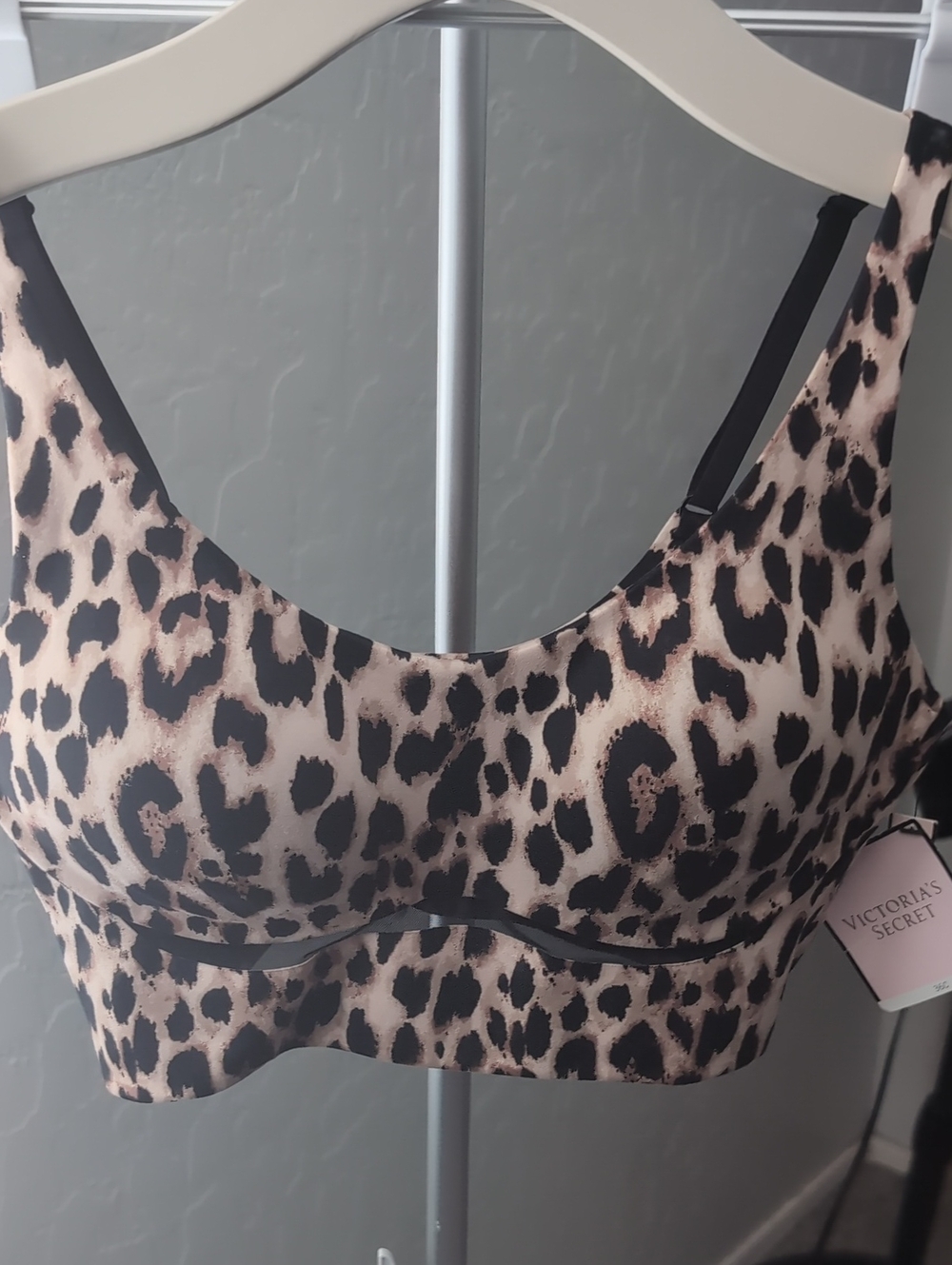 Victoria's Secret Leopard Wireless Lightweight Sport Bra
